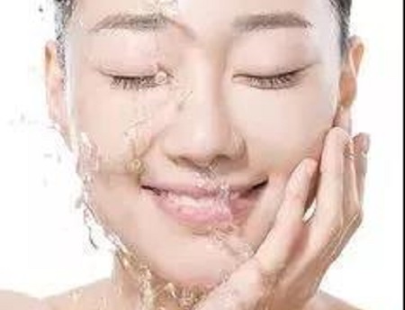 50歲女星穿校服似少女？不老全因護膚多這一步！