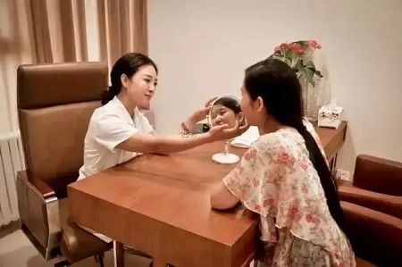 臉上有斑的女生，為啥顏值崩塌的更快！
